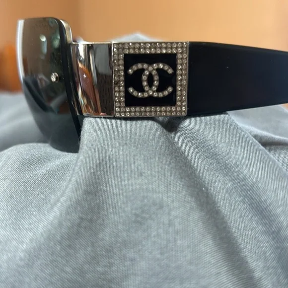 CHANEL VINTAGE BLACK AND CRYSTAL CC’s on the side - Picture 3 of 6